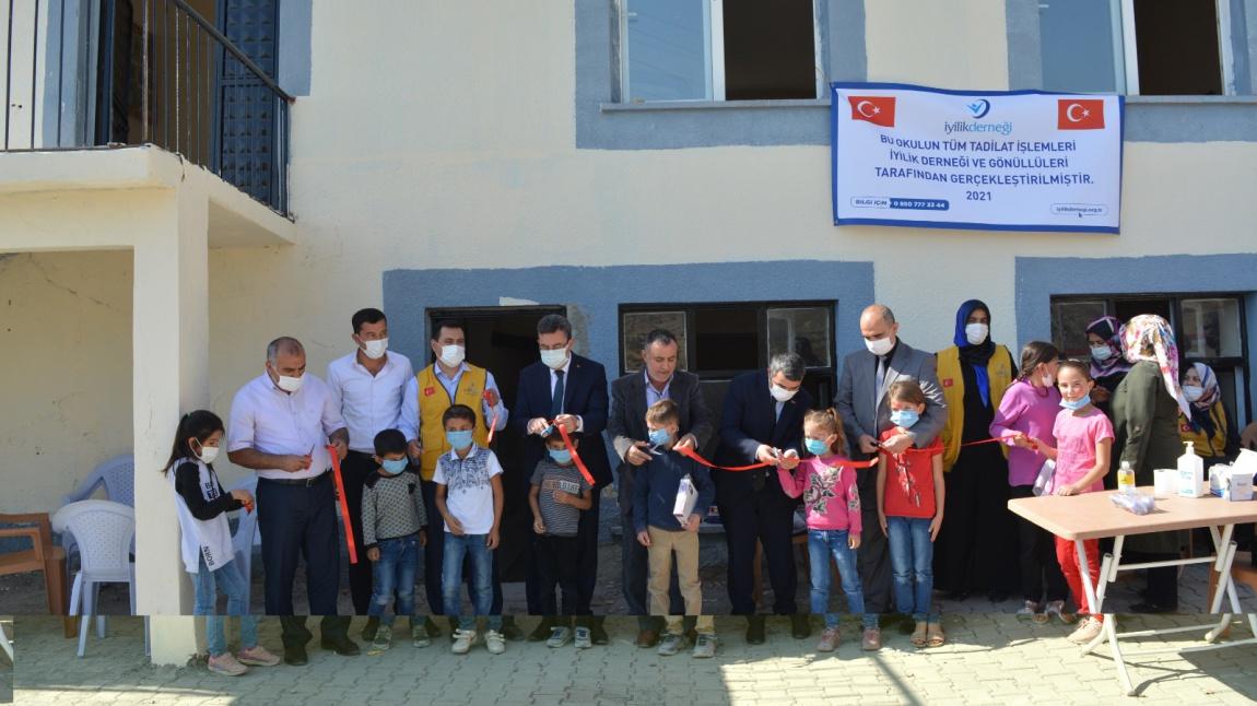 Kardeş Okul ve STK Dayanışması Projesi Kapsamında Ilıca Hacı İbrahim Uşağı İlkokulu'nun bakım çalışması yapıldı.