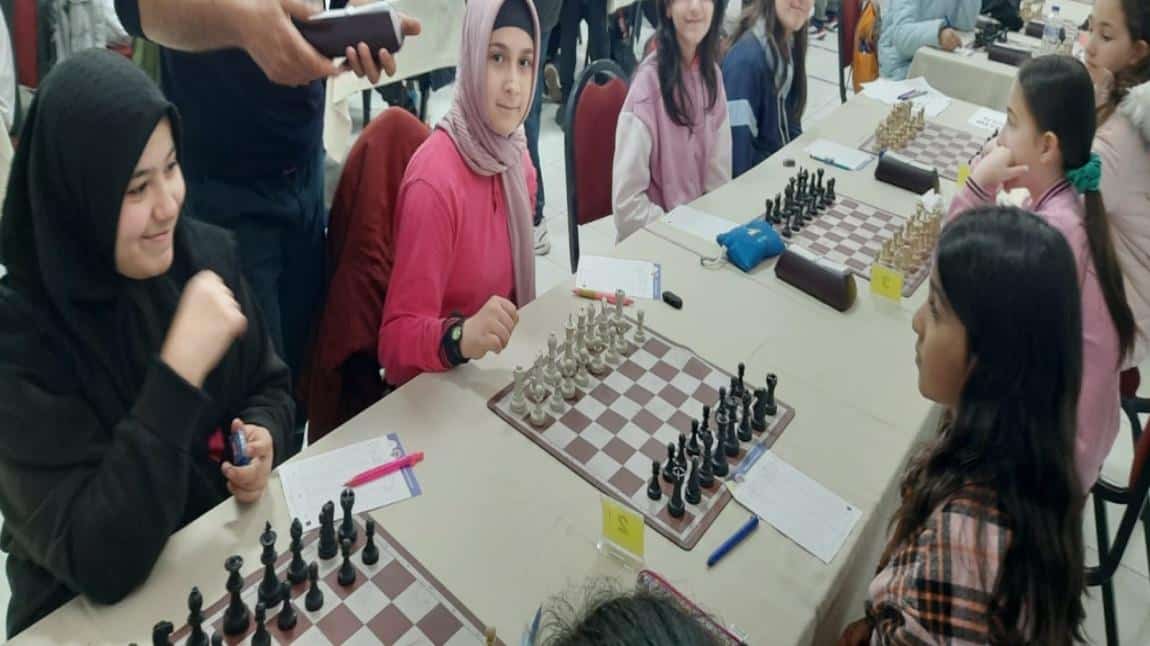 Okulumuz Öğrencilerinden Satranç Turnuvasında Büyük Başarı